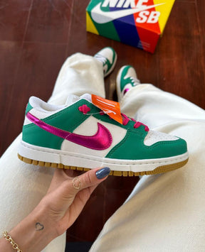 Tênis Dunk Low Verde e Rosa Metálico