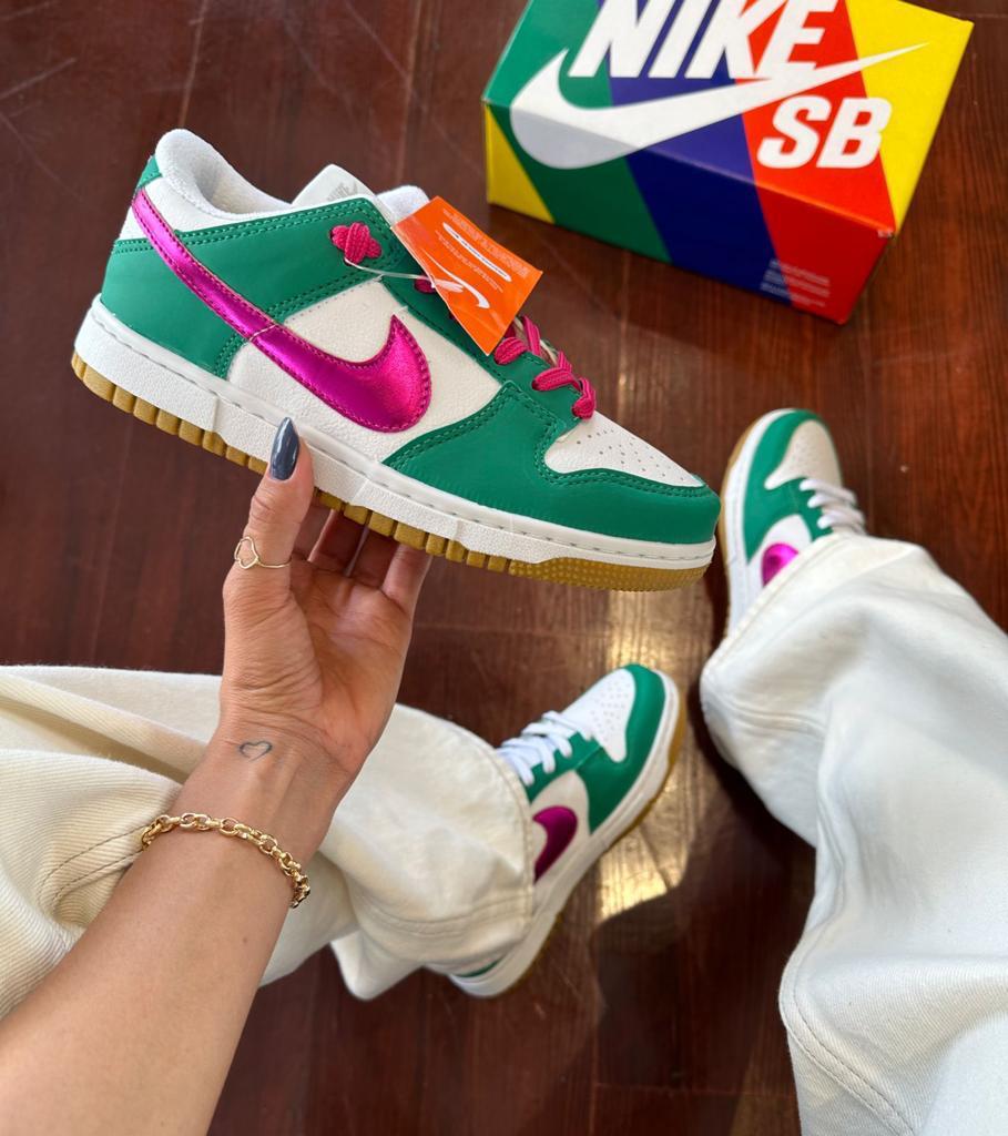 Tênis Dunk Low Verde e Rosa Metálico