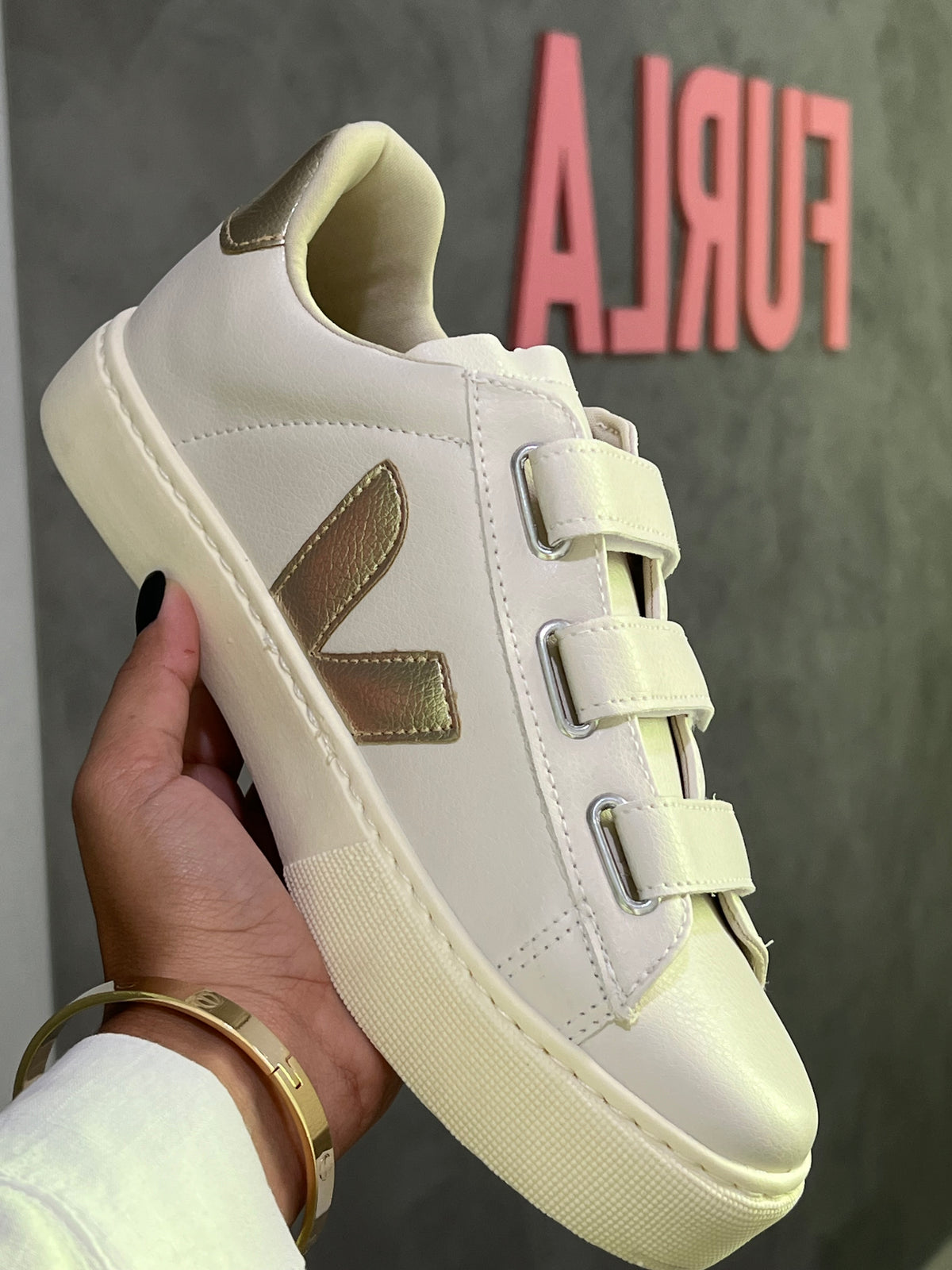 Tênis Vert Velcro Off White e Dourado