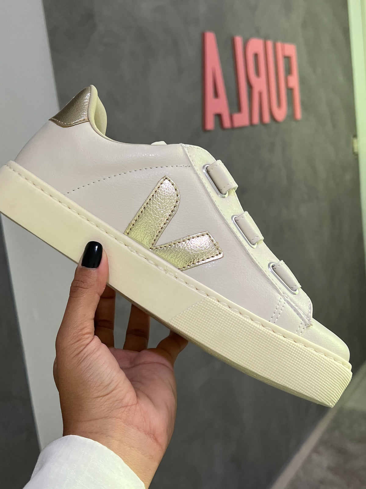 Tênis Vert Velcro Off White e Dourado